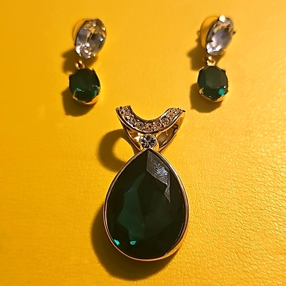 Green Emerald Rhinestone Pendant/Necklace w/Matching Earrings (Pierce Post) - Picture 4 of 5